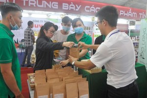 A retailer put their product in paper bags (Photo: SGGP)