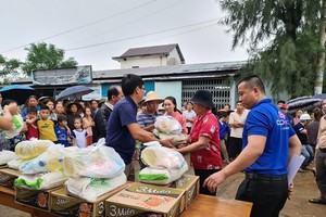 Relief aids are distributed to residents in flood area ( Photo: SGGP)