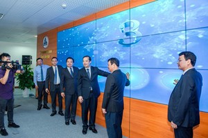 Lao Cai Province’s leaders and VNPT Group representatives are pressing the button to formally launch the IOC 