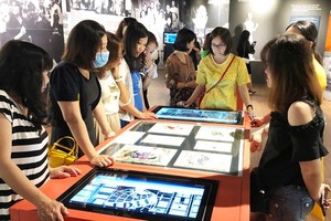 Visitors are excited with interactive touchscreen. Museums apply digital technologies to attract visitors (Photo: SGGP)