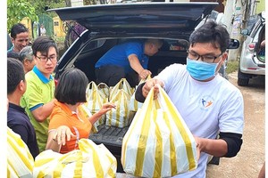 More gifts are sent to people in storm and flood-hit areas (Photo: SGGP)