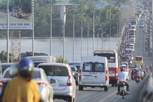 The existing Rach Mieu Bridge has only two lanes, causing regular traffic jams due to the high volume of vehicles (Photo: SGGP)