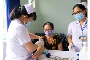 Nurses take blood for tests at  Ho Chi Minh City Hospital for Rehabilitation - Professional Diseases (Photo: SGGP)