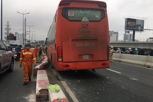 Passenger bus climbs on median strip causing traffic chaos