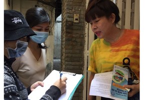 A local administrator encourages residents to buy medical insurance (Photo: SGGP)