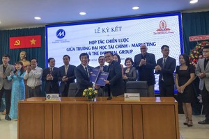 Representatives of two schools are in the signing ceremony (Photo: SGGP)