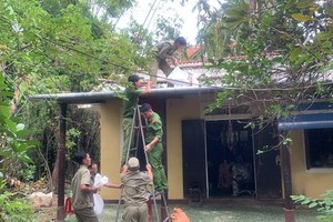 Soldiers help residents to reinforce the houses before Vamco typhoon comes (Photo: SGGP)