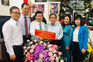 Chairman of the Ho Chi Minh City People’s Committee Nguyen Thanh Phong congratulated Professor Nguyen Thanh Tuyen (Photo: SGGP)