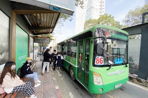 Using public transport is a useful way to reduce exhaust fumes. (Photo: SGGP)