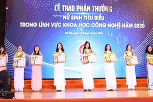 The winning female students in the awards ceremony. (Photo: vnuhcm)