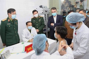 The first volunteer is injected with the vaccine (Photo: SGGP)