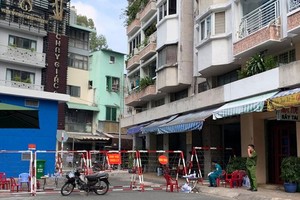 HCMC authorities isolate apartment building as part of response to Covid-19 (Photo: SGGP)