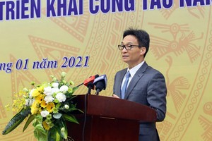 Deputy Prime Minister Vu Duc Dam is delivering his speech in the meeting. (Photo: SGGP)