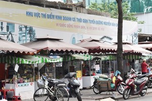Food stalls are located in a food street in HCMC (Photo: SGGP)