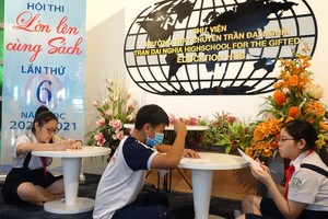 Students are reading books at the festival (Photo: SGGP)