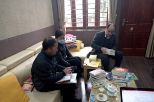 Inspectors check pirated books in the two houses (Photo: SGGP)