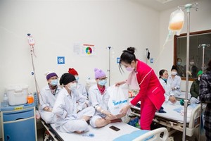 Miss Vietnam 2020 Do Thi Ha presents gifts to blood patients at the National Institute of Haematology and Blood Transfusions. (Photo: VNA)
