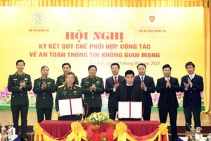 Lieutenant General Dinh The Cuong and Head of AIS Nguyen Thanh Phuc are signing the Regulation. (Photo: SGGP)