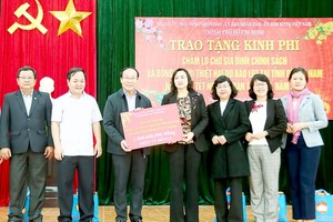 Ms. Phan Thi Thang gives gifts to poor people in Quang Nam (Photo: SGGP)