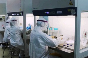 Medical workers step up testing patient samples in Hai Duong 