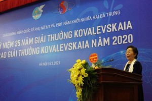 Associate professor Nguyen Thi Doan, former Vice President, chairwoman of the Kovalevskaia Award Committee, speaks at the award-giving ceremony (Photo: SGGP)