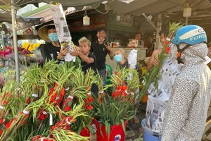 Roses and flowers for the special day are in high demand (Photo: SGGP)
