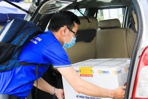 A batch of Covid-19 vaccine is brought in the Center for Disease Control in the Central City of Da Nang (Photo: SGGP)