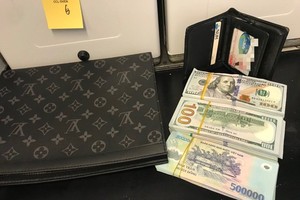 Vietnam Airlines employees return about US$43,417 to passenger