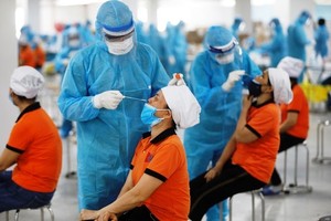 Urgent meeting held as over 300 workers in Bac Giang infected with COVID-19 