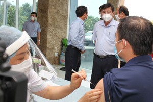 HCMC Chairman inspects Covid-19 vaccine administration