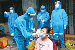 All residents in HCMC’s red zones undergo Covid-19 testing by today afternoon