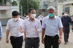 Deputy Health Minister visits Binh Chanh to check Covid-19 prevention task 