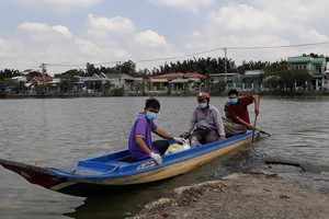 President posthumously awards third-class labor medals to medical workers