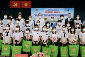 HCMC Farmers Association gives 654 Luong Dinh Cua scholarships to poor students