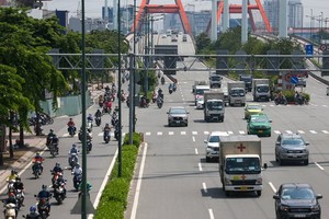 Streets in HCMC bustle again as social distancing restrictions eased