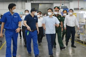 Deputy PM inspects business, production activities in HCMC