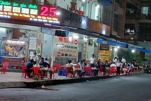 HCMC allows food, beverage shops to open until 10 pm piloting sales of wines