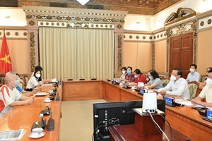 HCMC Chairman receives citizen to solve petition