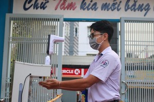 Grade 9 and 12 students in HCMC return to schools in person today