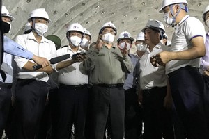 PM inspects expressway projects in South-Central region