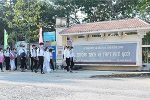 Students in HCMC, Mekong Delta come back to  schools 