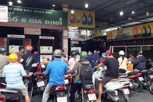 Panic buying causes queues in HCMC petrol stations