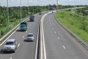 Traffic in Trung Luong - My Thuan highway flows better