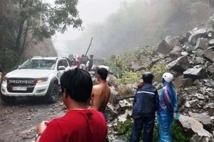 Cascading soil and rock results in landslide, traffic jams in Dai Ninh Pass