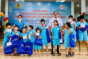 Orphans, disabled kids receive scholarships on occasion of Int'l Children's Day