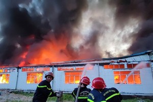 Huge fire engulfs French garment factory in Thua Thien - Hue