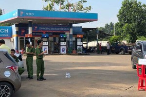 Police officers raid gas station in Ba Ria - Vung Tau for making fake petroleum