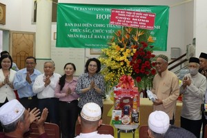  Fatherland Front Chairwoman congratulates Muslim community on Raya Idil Adha