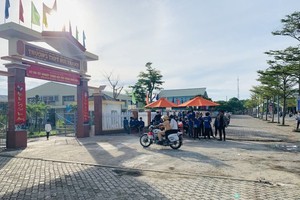 Traffic police take examinee, examiner to exam venues