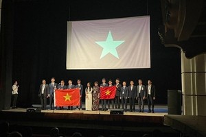 Vietnamese students pocket medals from int'l astronomy-astrophysics olympiad